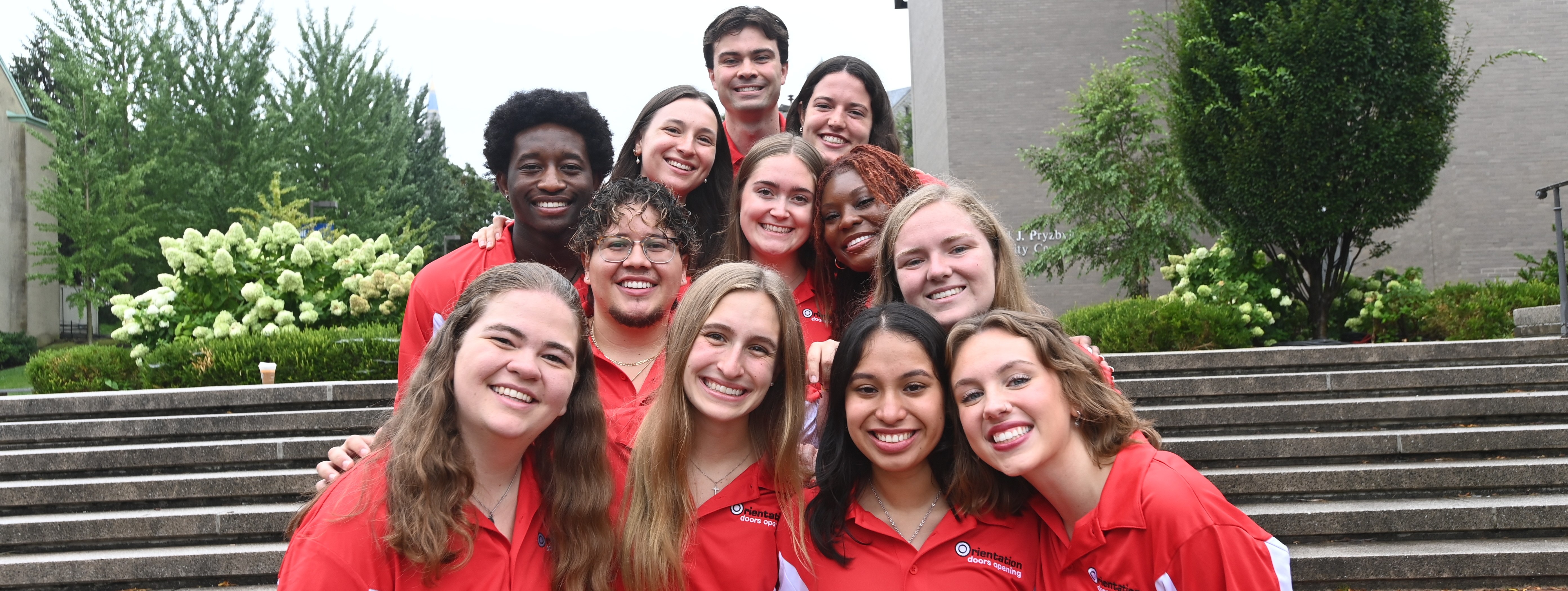 Orientation advisors smiling and posing for group photo with Steve Kreider 